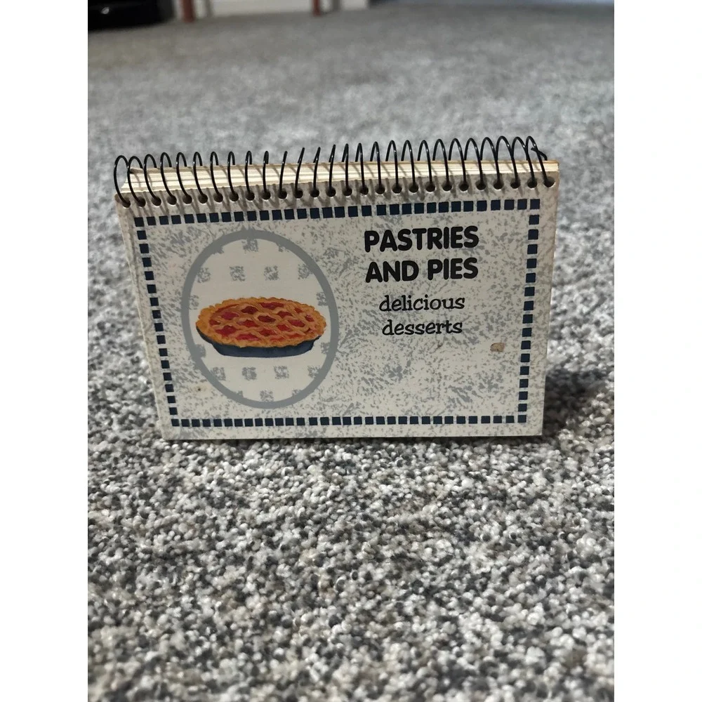 Pastries and Pies Delicious Desserts Mini Spiral Cookbook ISBN 1-56383-015-9